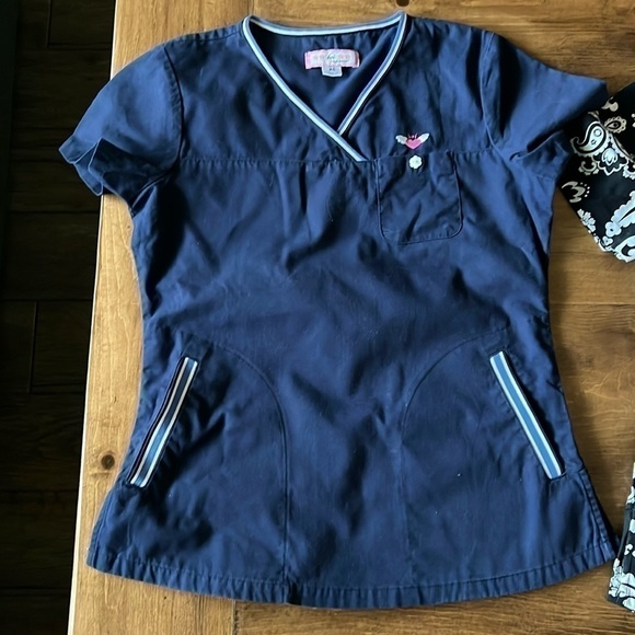 Bundle of 3 koi xsmall scrub tops - Picture 2 of 4